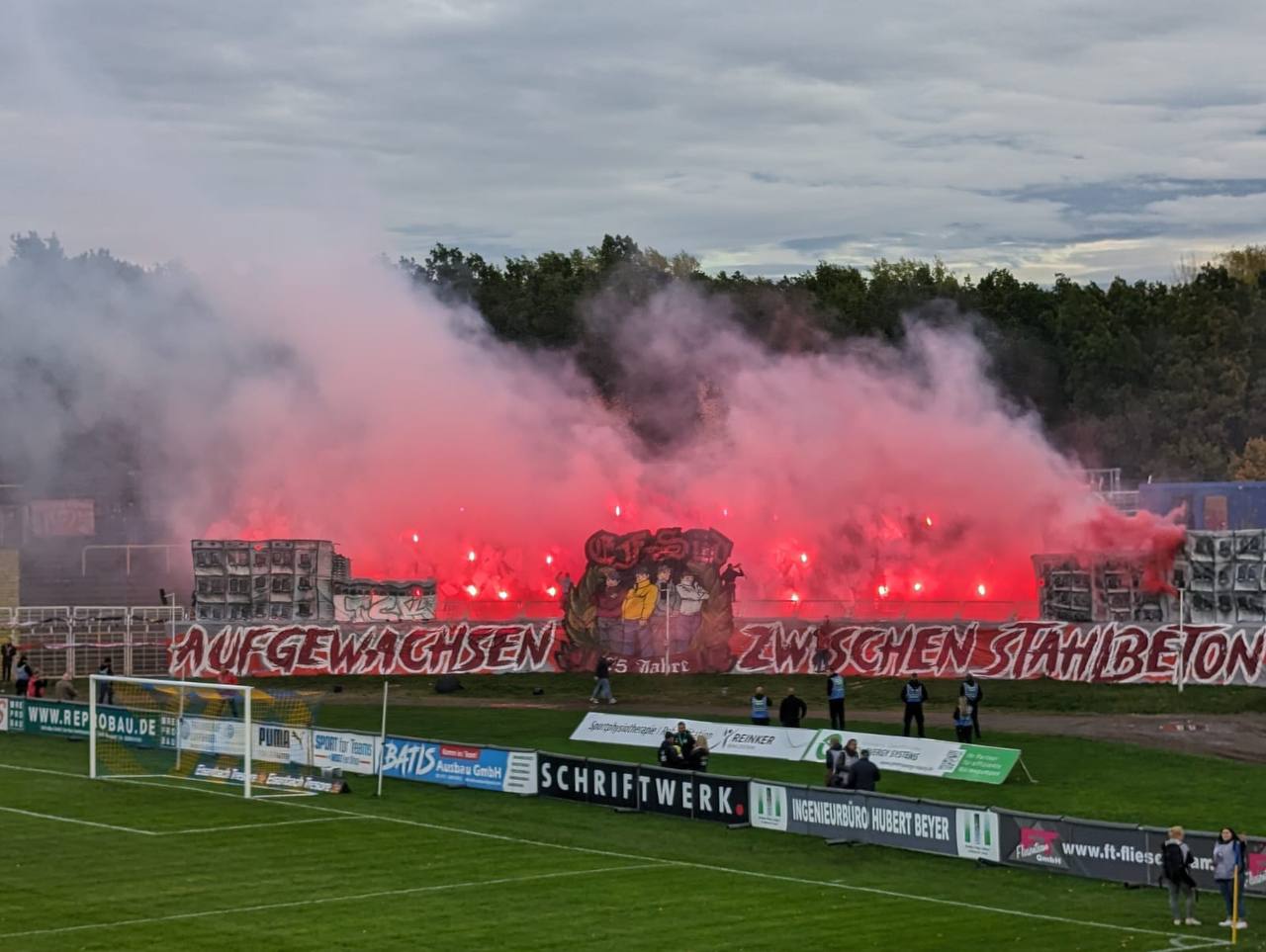 Südtribüne mit Pyro und Choreo-Banner
